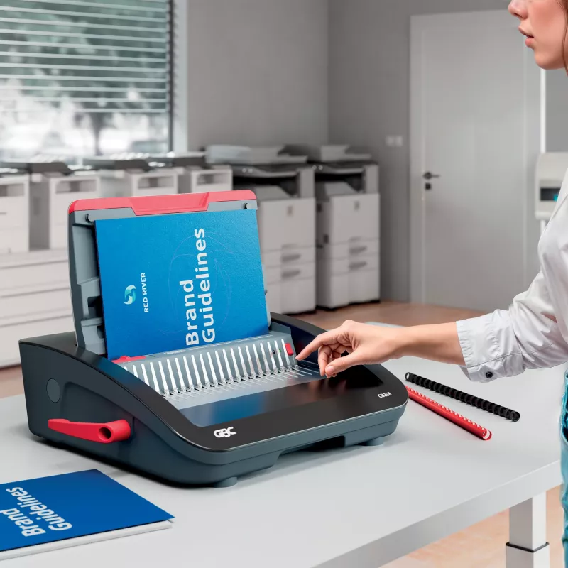 GBC CombBind® CB25E elektriskā iesiešanas iekārta, ķemmes iesiešanas iekārta, elektriska, 390 loksnes, melna, sarkana