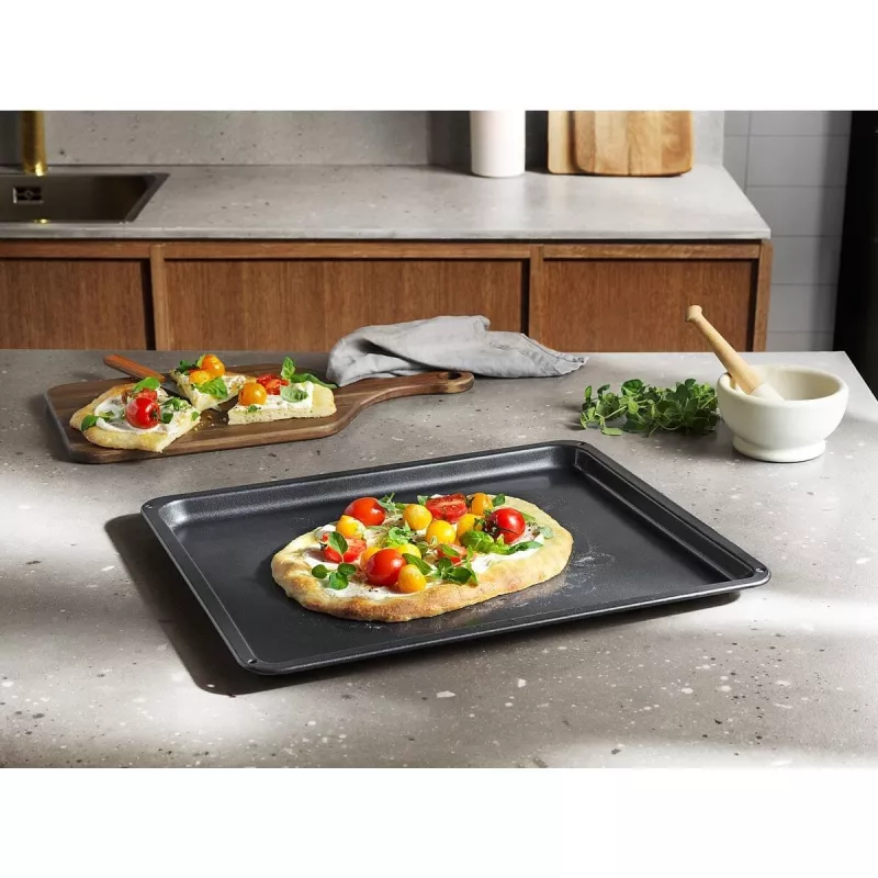 Cepeškrāsns cepamā paplāte Electrolux E9OOAF11 — taisnstūrveida 385×465×25 mm, nepiedegoša, melna