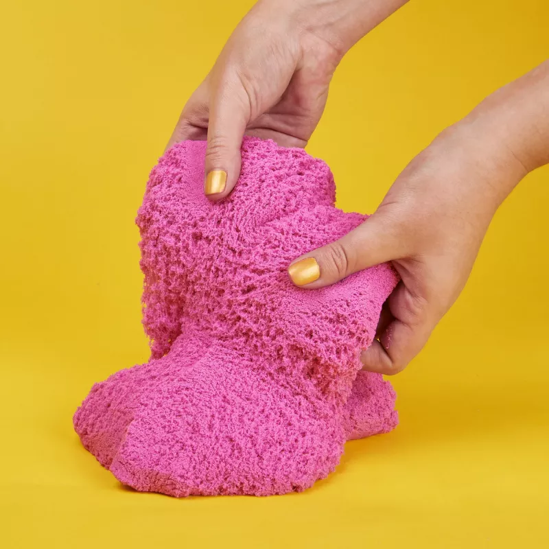 Kinetic Sand, 2 lbs Crystal Pink mirguļojošas veidošanas smiltis (iepakojums var atšķirties), veidojami sensorās rotaļlietas bērniem no 3 gadu vecuma
