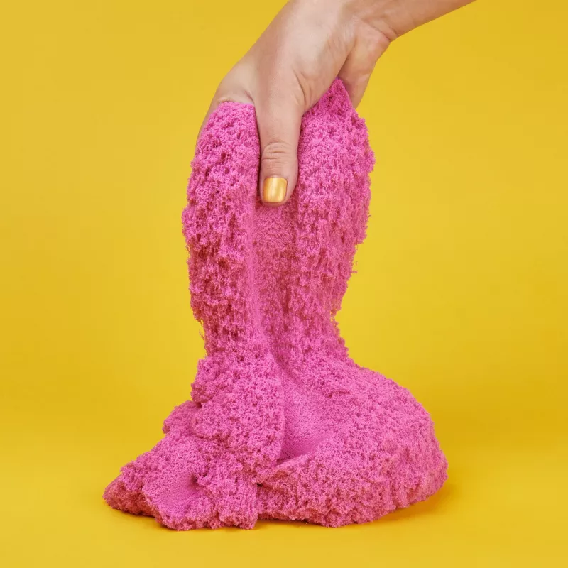 Kinetic Sand, 2 lbs Crystal Pink mirguļojošas veidošanas smiltis (iepakojums var atšķirties), veidojami sensorās rotaļlietas bērniem no 3 gadu vecuma