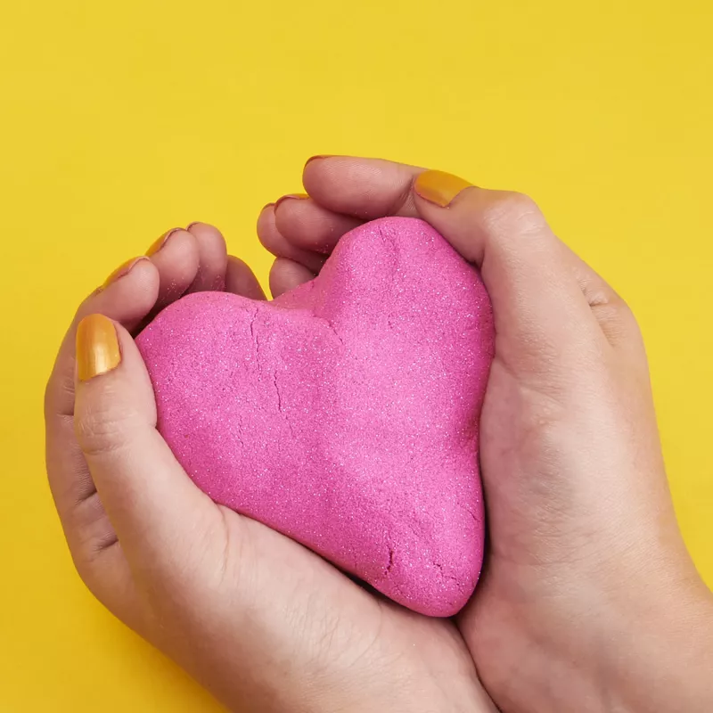 Kinetic Sand, 2 lbs Crystal Pink mirguļojošas veidošanas smiltis (iepakojums var atšķirties), veidojami sensorās rotaļlietas bērniem no 3 gadu vecuma