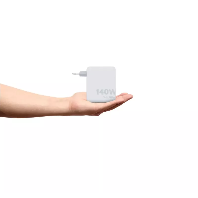 Pārnēsājams 140 W GaN ceļojumu lādētājs Xtorm XVC2140 ar 3 × USB-C PD pieslēgvietām un 2 m USB‑C kabeli, balts