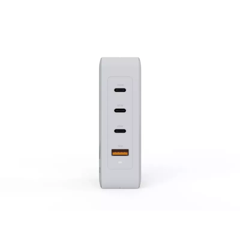 Pārnēsājams 140 W GaN ceļojumu lādētājs Xtorm XVC2140 ar 3 × USB-C PD pieslēgvietām un 2 m USB‑C kabeli, balts