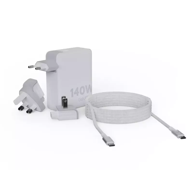 Pārnēsājams 140 W GaN ceļojumu lādētājs Xtorm XVC2140 ar 3 × USB-C PD pieslēgvietām un 2 m USB‑C kabeli, balts
