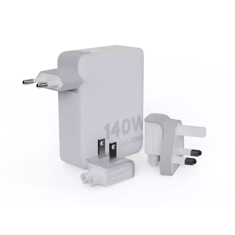 Pārnēsājams 140 W GaN ceļojumu lādētājs Xtorm XVC2140 ar 3 × USB-C PD pieslēgvietām un 2 m USB‑C kabeli, balts