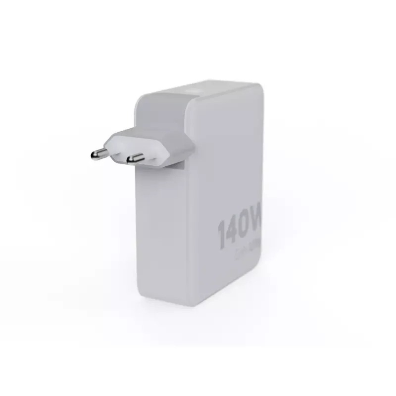 Pārnēsājams 140 W GaN ceļojumu lādētājs Xtorm XVC2140 ar 3 × USB-C PD pieslēgvietām un 2 m USB‑C kabeli, balts