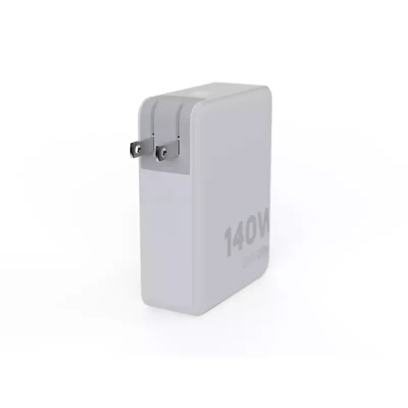Pārnēsājams 140 W GaN ceļojumu lādētājs Xtorm XVC2140 ar 3 × USB-C PD pieslēgvietām un 2 m USB‑C kabeli, balts