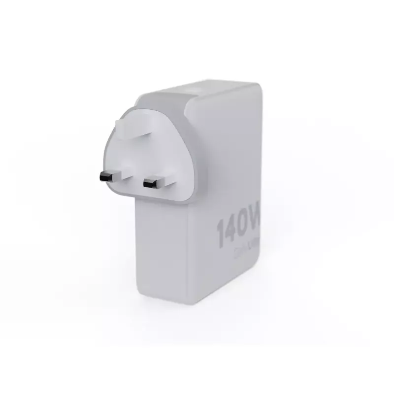 Pārnēsājams 140 W GaN ceļojumu lādētājs Xtorm XVC2140 ar 3 × USB-C PD pieslēgvietām un 2 m USB‑C kabeli, balts