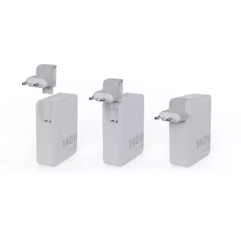 Pārnēsājams 140 W GaN ceļojumu lādētājs Xtorm XVC2140 ar 3 × USB-C PD pieslēgvietām un 2 m USB‑C kabeli, balts