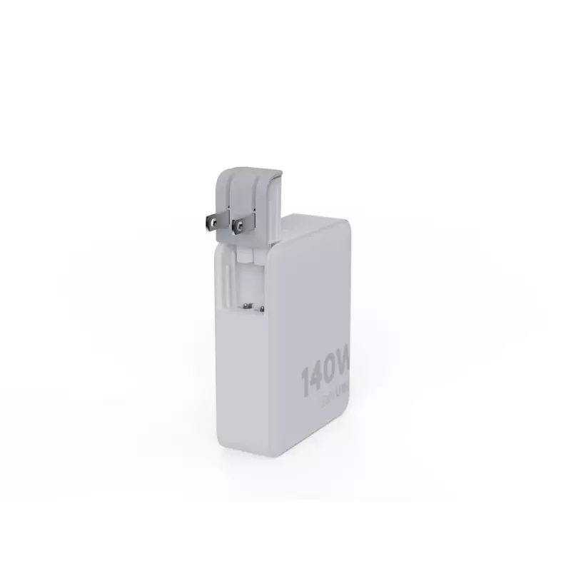 Pārnēsājams 140 W GaN ceļojumu lādētājs Xtorm XVC2140 ar 3 × USB-C PD pieslēgvietām un 2 m USB‑C kabeli, balts