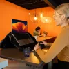 R-Go Tools klēpjdatora soma R-Go Viva, pilngraudu āda, ar integrētu klēpjdatora statīvu, plecu siksna, 15,6 collas, melna