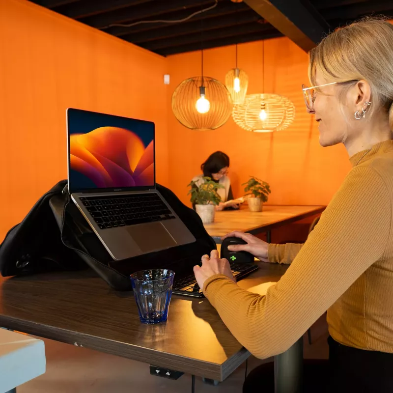 R-Go Tools klēpjdatora soma R-Go Viva, pilngraudu āda, ar integrētu klēpjdatora statīvu, plecu siksna, 15,6 collas, melna