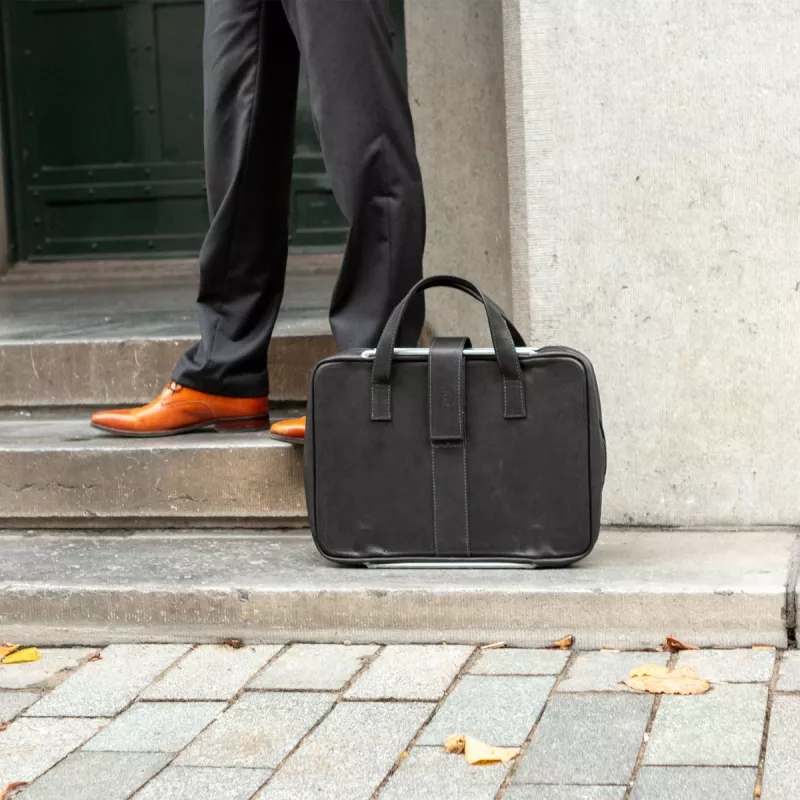 R-Go Tools klēpjdatora soma R-Go Viva, pilngraudu āda, ar integrētu klēpjdatora statīvu, plecu siksna, 15,6 collas, melna