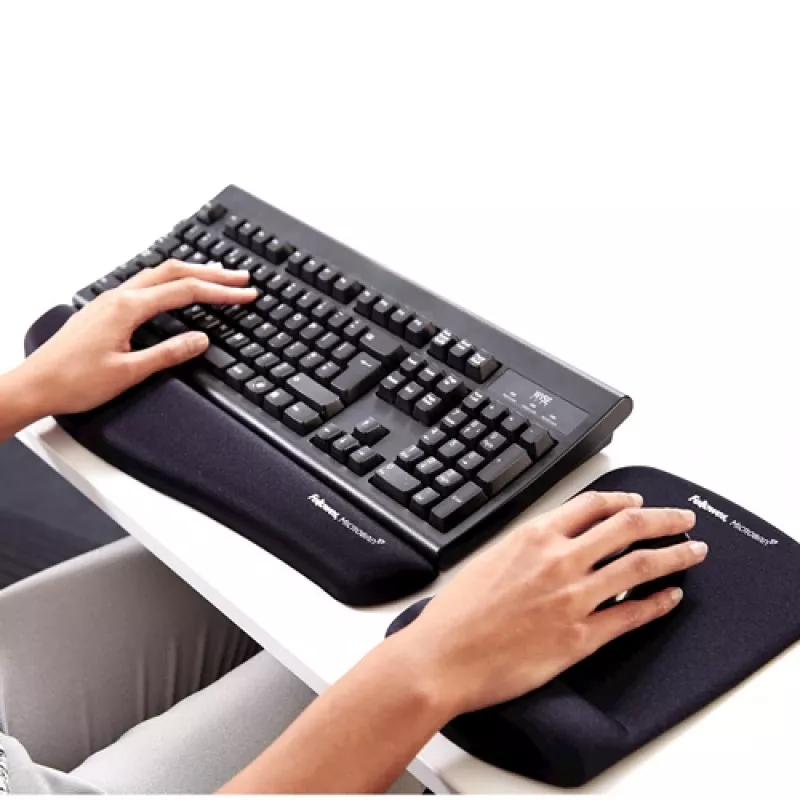 Fellowes pele Mat Wrist Support - PlushTouch pele Pad with Non Slip Rubber Base & Antibacterial Protection - Ergonomic pele Mat for Computer, Laptop, Home Office Use - Melns