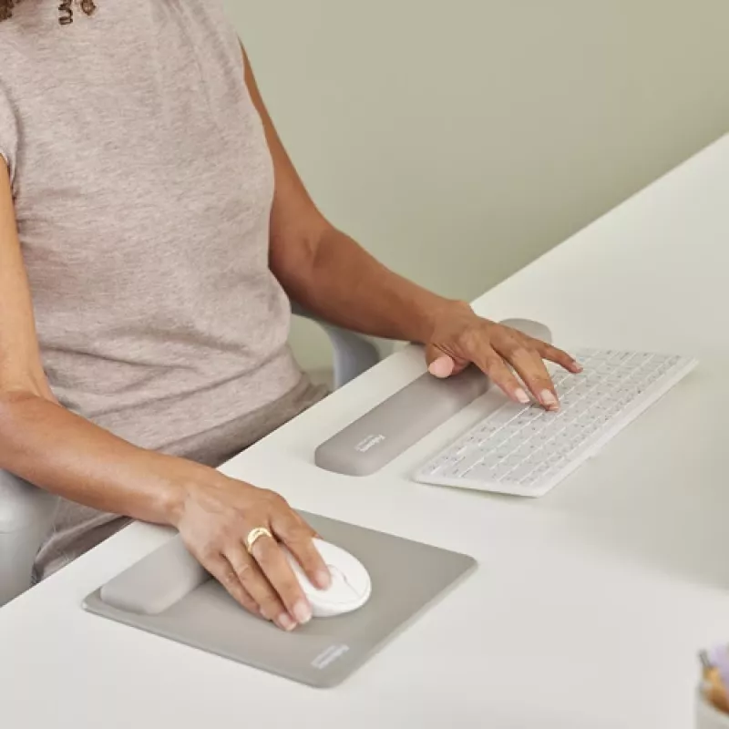 Fellowes tastatūras plaukstas balsts Breyta Compact tastatūras plaukstas atbalsts ar antibakteriālu aizsardzību ergonomisks plaukstas atbalsts smilšu krāsā