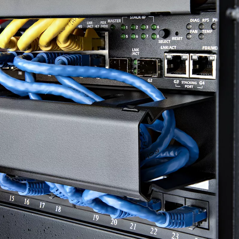 StarTech.com horizontāls 1U serveru statņa kabeļu pārvaldības pirkstu kanāls ar vāku – 19 collu tīkla statņa vadu kanāla panelis – rievots vadu kanāls