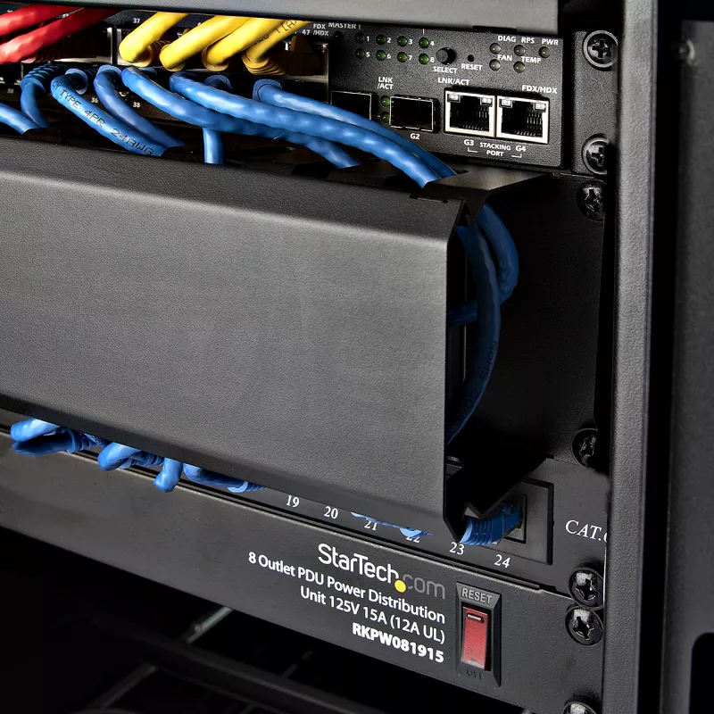 StarTech.com Horizontāls 2U serveru plaukta kabeļu pārvaldības pirkstveida kanāls ar vāciņu - 19 collu tīkla plaukta vadu kanāla panelis - rievots vadu kanāls