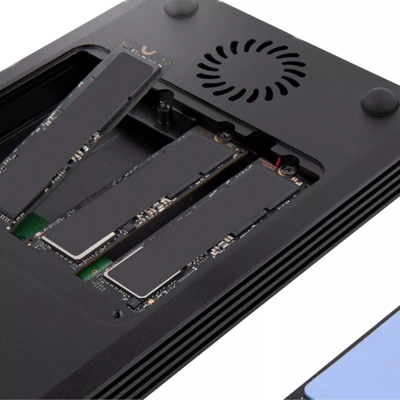 StarTech.com 4 nodalījumu Thunderbolt 3 NVMe korpuss, M.2 NVMe SSD diskiem, 1x DisplayPort video/ 2x TB3 pakārtotie porti, 40 Gbps, 72 W barošanas bloks, ārējais cietā diska korpuss