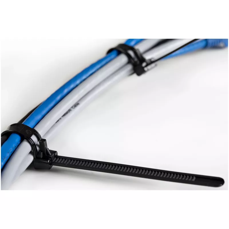 StarTech.com 10 collu (25cm) atkārtoti lietojamas kabeļu saites - 1/4 collas (7mm) platas, 2-1/2 collu (65mm) saišķa diametrs, 50lb (22kg) stiepes izturība, atvienojamas neilona saites, iekštelpām/ārā, 94V-2/UL sarakstā, 100 iepakojumā - Melnas
