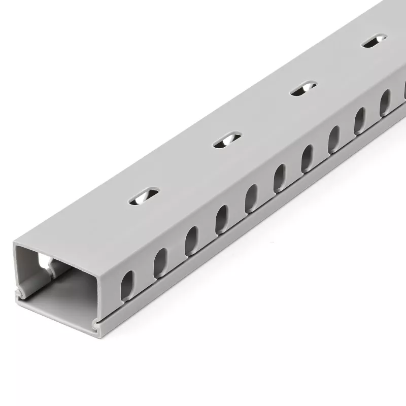 StarTech.com Open Slot kabeļu pārvaldības kanāls ar pārsegu, 1-1/2 collas (38 mm) P x 1 colla (25 mm) A - 6,5 pēdas (2 m) garš - 1/4 collas (8 mm) spraugas, PVC tīkla kabeļu slēpnis/sienas vadu kanāls, maks. 20 kabeļi, iekļauts UL sarakstā
