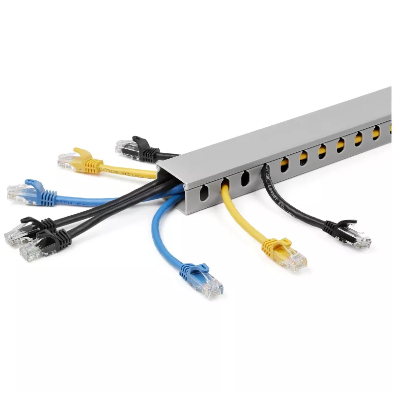 StarTech.com Open Slot kabeļu pārvaldības kanāls ar pārsegu, 1-1/2 collas (38 mm) P x 1 colla (25 mm) A - 6,5 pēdas (2 m) garš - 1/4 collas (8 mm) spraugas, PVC tīkla kabeļu slēpnis/sienas vadu kanāls, maks. 20 kabeļi, iekļauts UL sarakstā