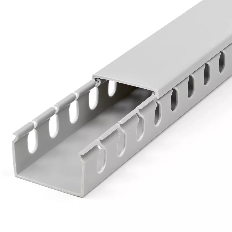 StarTech.com Open Slot kabeļu pārvaldības kanāls ar pārsegu, 1-1/2 collas (38 mm) P x 1 colla (25 mm) A - 6,5 pēdas (2 m) garš - 1/4 collas (8 mm) spraugas, PVC tīkla kabeļu slēpnis/sienas vadu kanāls, maks. 20 kabeļi, iekļauts UL sarakstā