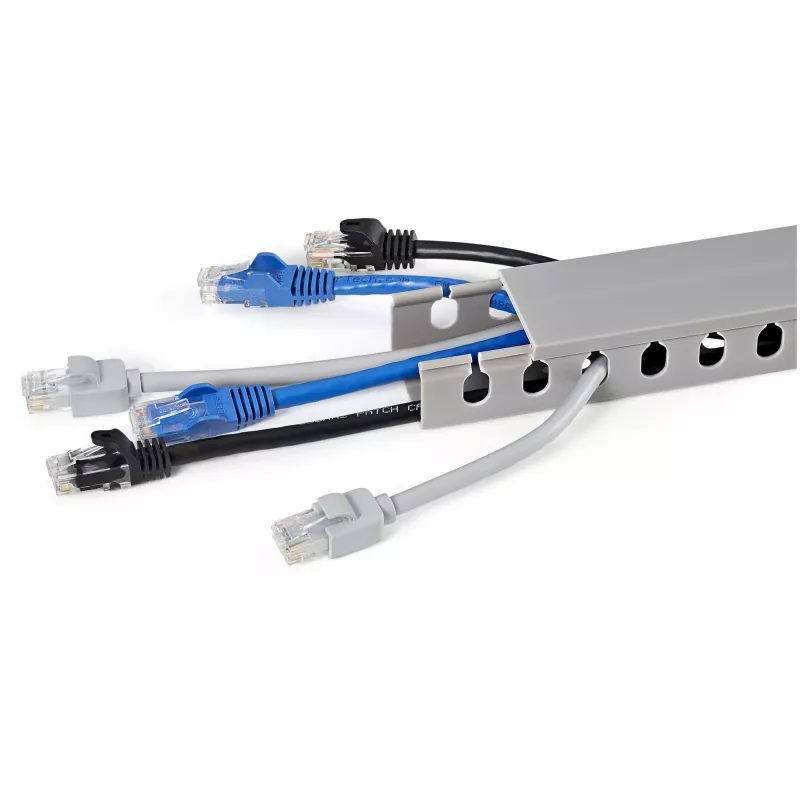 StarTech.com Open Slot kabeļu pārvaldības kanāls ar pārsegu, 1-1/2 collas (38 mm) P x 1 colla (25 mm) A - 6,5 pēdas (2 m) garš - 1/4 collas (8 mm) spraugas, PVC tīkla kabeļu slēpnis/sienas vadu kanāls, maks. 20 kabeļi, iekļauts UL sarakstā