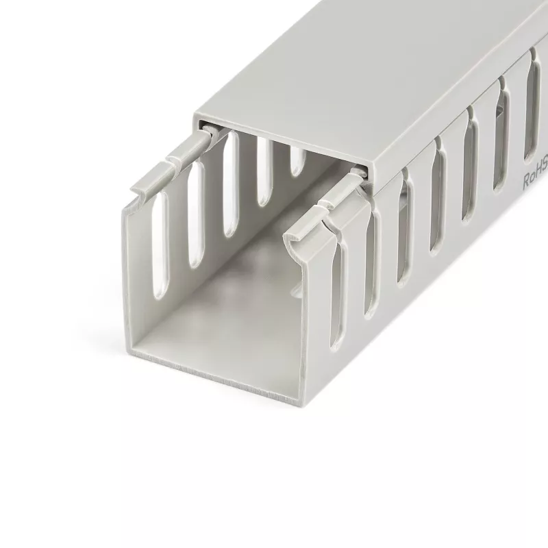 StarTech.com atvērto slotu kabeļu pārvaldības kanāls ar vāku, 2 collas(50mm) P x 2 collas(50mm) A – 6.5 pēdas(2m) garš – 1/4 collas(8mm) sloti, PVC tīkla kabeļu slēpnis/sienas vadu kanāls, maks. 80 kabeļi, UL sertificēts