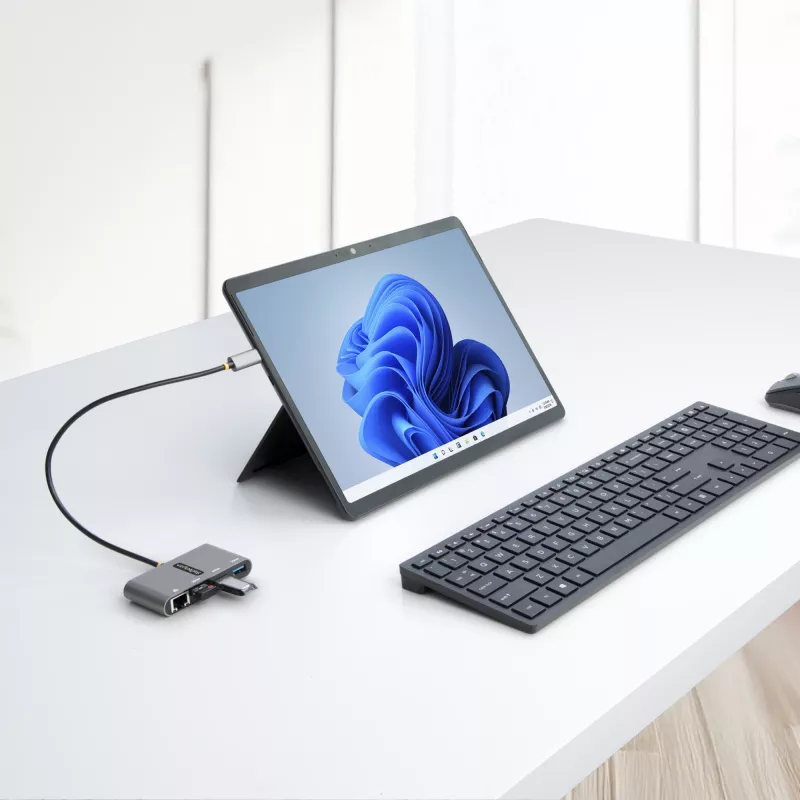 StarTech.com 3 portu USB-C centrmezgls ar Ethernet - 3x USB-A - Gigabit Ethernet - USB 3.0 5 Gbps - ar kopnes barošanu - 1 pēdu/30 cm garš USB Type-C resursdatora kabelis - GbE - pārnēsājams USB-C uz USB-A centrmezgls