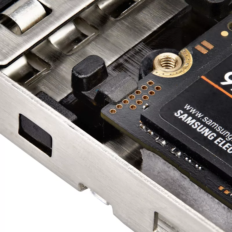 StarTech.com M.2 NVMe SSD uz PCIe x4 mobilais nodalījums/aizmugures plate ar noņemamu paliktni PCI Express paplašināšanas slotam, bezinstrumentu uzstādīšana, PCIe 4.0/3.0 karstās nomaiņas diskdzinis, atslēgas bloķētājs – 2 atslēgas iekļautas