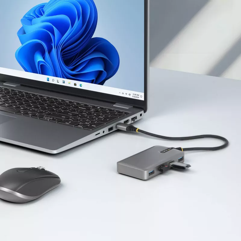 StarTech.com 4 portu USB-A centrmezgls, 5 Gbps, baro no kopnes, USB-A uz 4x USB-A centrmezgls ar USB-C papildu barošanas ieeju, 1 pēda/30 cm resursdatora kabelis, pārnēsājams galddatoru/klēpjdatoru USB centrmezgls