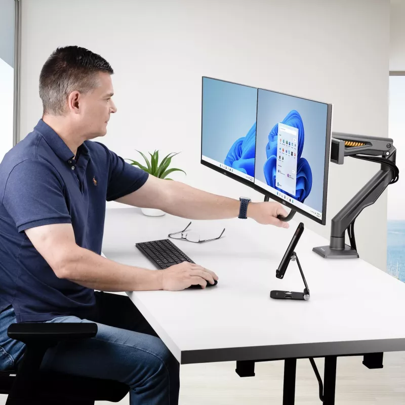 StarTech.com galda stiprinājums diviem monitoriem ar šķērssiju, līdz 27 collu displejiem, VESA 75x75/100x100, maks. 33 mārciņas/15 kg, C-skava, pilnībā šarnīrveida, mehāniskā atspere, TAA