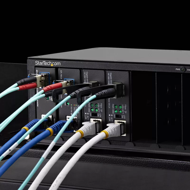 StarTech.com 7 slotu nevadāms multivides pārveidotāju korpuss MCM multivides pārveidotāju sērijai, pilna jaudas izolācija, aktīva dzesēšana, 10 collu statīva montāža, TAA atbilstīgs