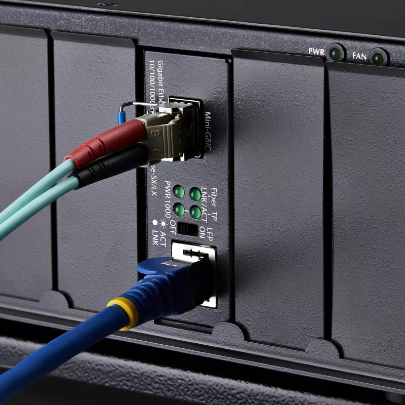 StarTech.com Gigabit Ethernet varu-optiskās šķiedras multivides pārveidotājs, VM LC, 40 km, 10/100/1000 Mb/s, RJ45 uz LC, pilnībā metālisks, 9K jumbo kadri, TAA atbilstošs