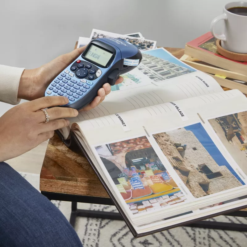 DYMO LetraTag LT-100H rokas etiķešu izgatavotājs | ABC tastatūras etiķešu printeris ar viegli lietojamu 13 rakstzīmju LCD displeju | mājām vai birojam | zils