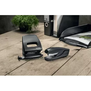 Leitz NeXXt Recycle caurumsitējs, 30 lapām, melns, plastmasas, 8 cm, 5,5 mm, A6