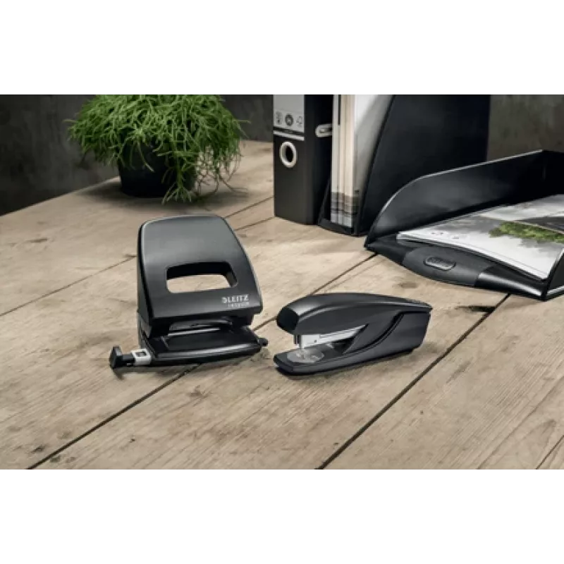 Leitz NeXXt Recycle caurumsitējs, 30 lapām, melns, plastmasas, 8 cm, 5,5 mm, A6