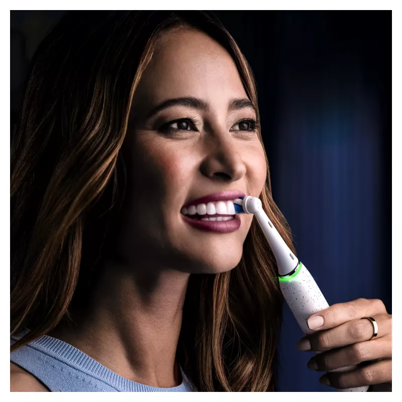 Oral-B iO Series 10 pieaugušo rotējoši-oscilējošā zobu suka, balta