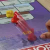 Monopoly Knockout ģimenes ballīšu spēle, ātras galda spēles vecumam no 8 gadiem, 2–8 spēlētājiem, 20 min.