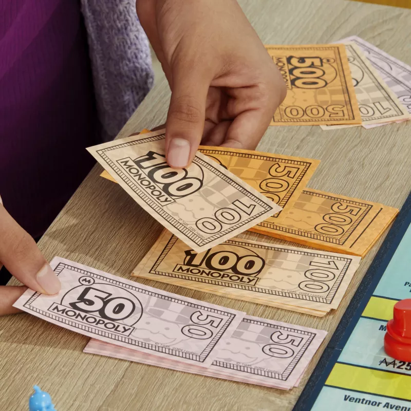 Monopoly Knockout ģimenes ballīšu spēle, ātras galda spēles vecumam no 8 gadiem, 2–8 spēlētājiem, 20 min.