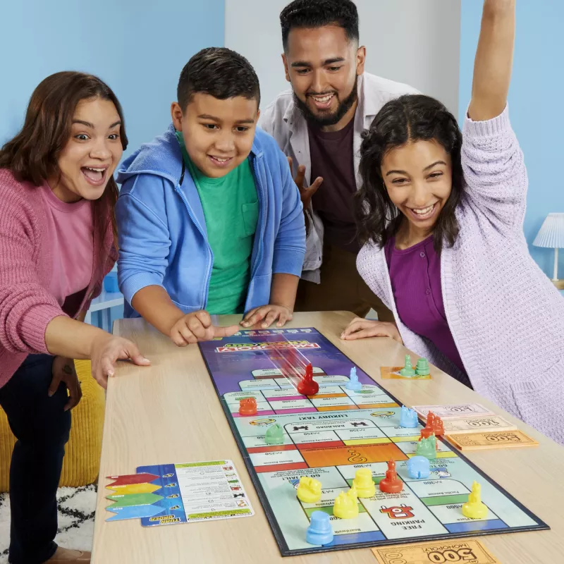 Monopoly Knockout ģimenes ballīšu spēle, ātras galda spēles vecumam no 8 gadiem, 2–8 spēlētājiem, 20 min.