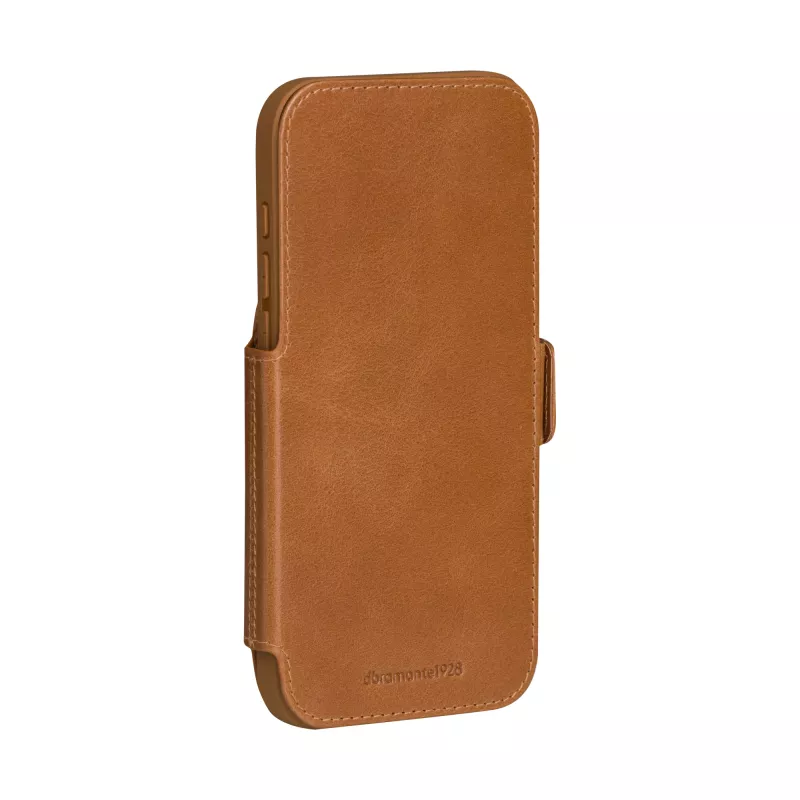 Macinu futrālis dbramante1928 Copenhagen iPhone 17 Pro Max — iedeguma krāsā, 3 karšu kabatas, galda statīvs