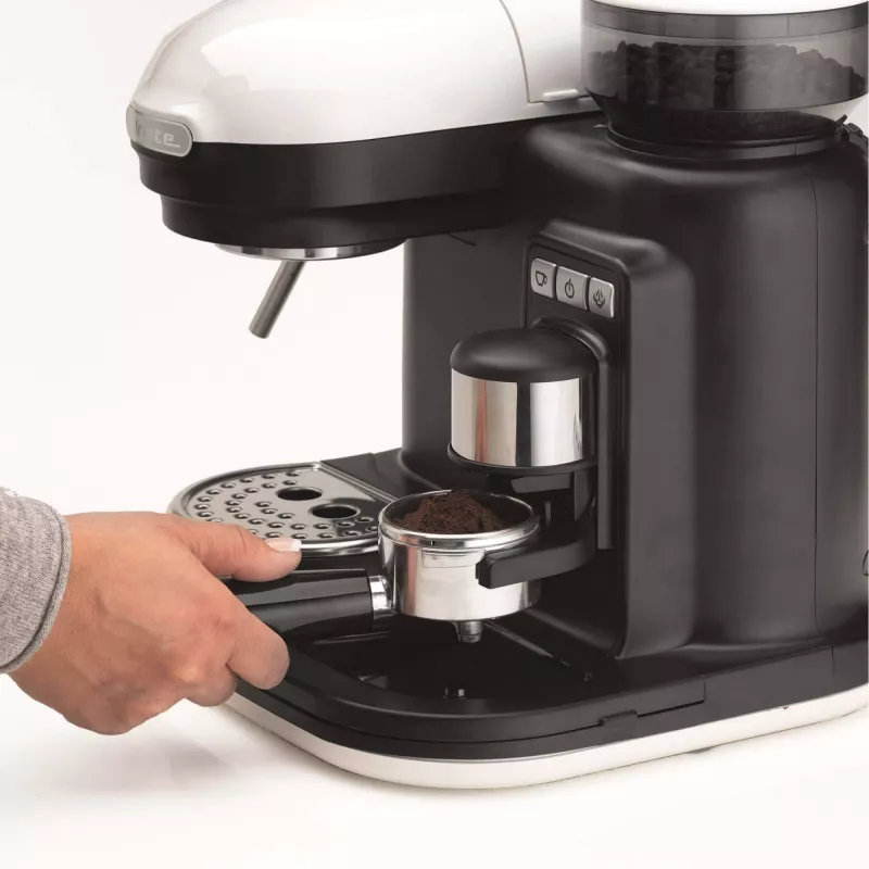 Ariete 1318 Moderna espresso automāts ar iebūvētu kafijas dzirnaviņu, kafijas pupiņām un maltai kafijai, piena putošanas kapučīno pagatavotājs, 1 un 2 tasīšu filtrs, 1080 W, 800 cc, balts