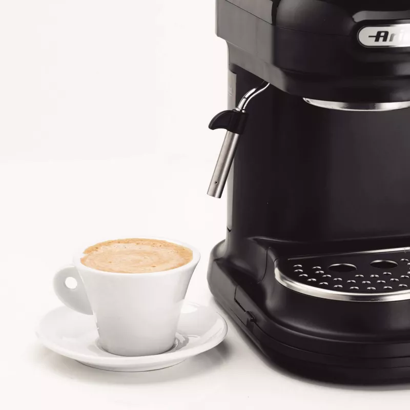 Ariete 1318 Moderna Espresso automāts ar iebūvētu kafijas dzirnaviņu, kafijas pupiņām un maltai kafijai, piena putotājs kapučīno pagatavošanai, 1 un 2 tasīšu filtri, 1080 W, 800 cc, melna