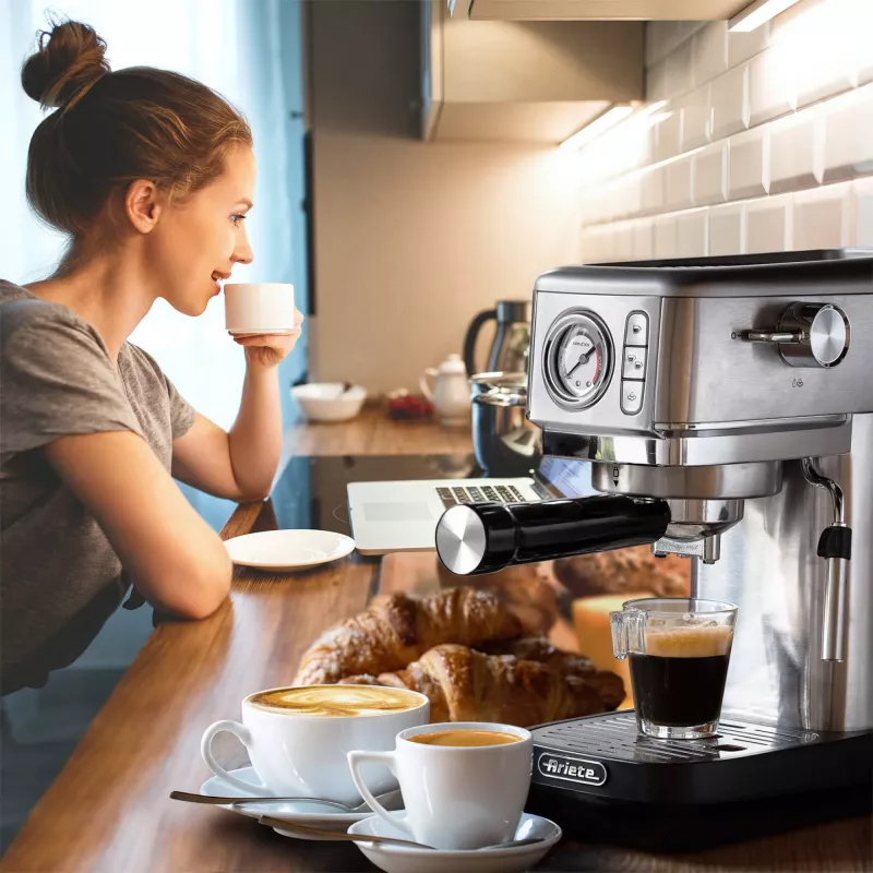 Ariete 1381 kafijas automāts ar manometru, saderīgs ar maltu kafiju un ESE kafijas pākstiņiem, 1300 W, 1,1 L tvertnes tilpums, 15 bāru spiediens, filtrs ½ krūzei, kapučīno pagatavošanas ierīce, sudraba krāsā
