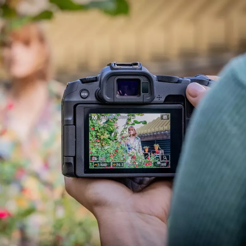 Canon EOS R8 + RF 24-105mm F4-7.1 IS STM MILC 24,2 MP CMOS 6000 x 4000 pikseļi Melna