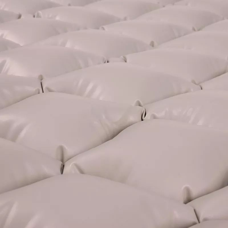 Pretizgulējumu burbuļmatracis ActionMed M100AM ar mainīgu spiedienu, viens PVC matracis 192×82×7 cm, maks. lietotāja svars 135 kg