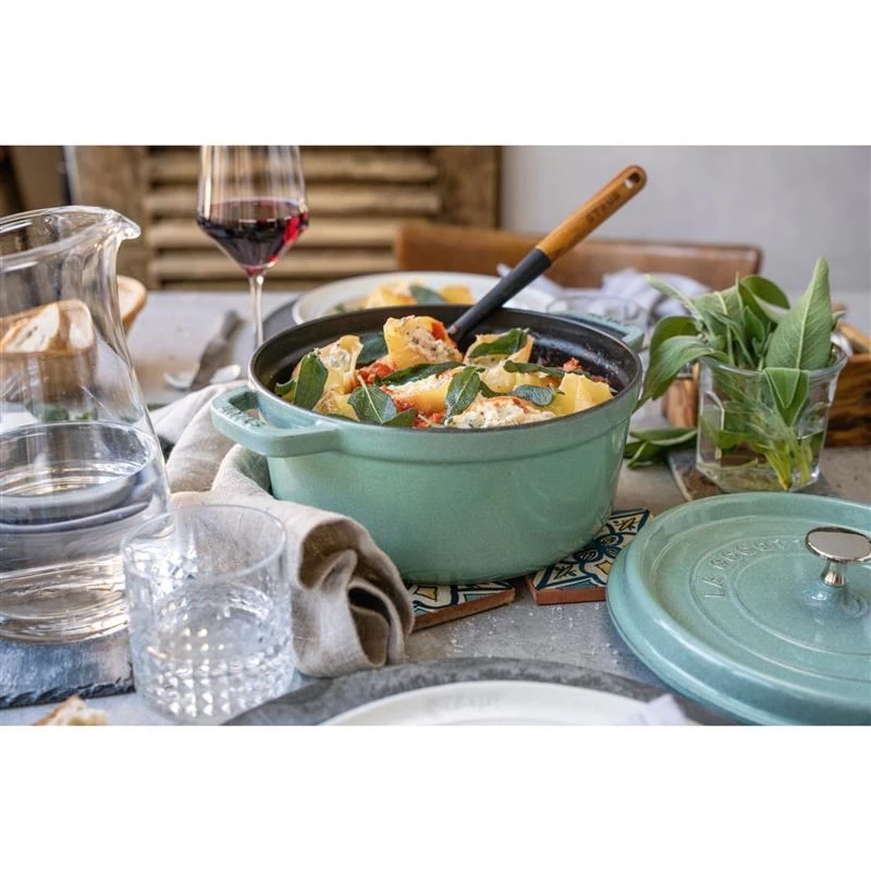 Staub apaļa čuguna kastrolis 5,2 l, piparmētru krāsā - La Cocotte 26 cm