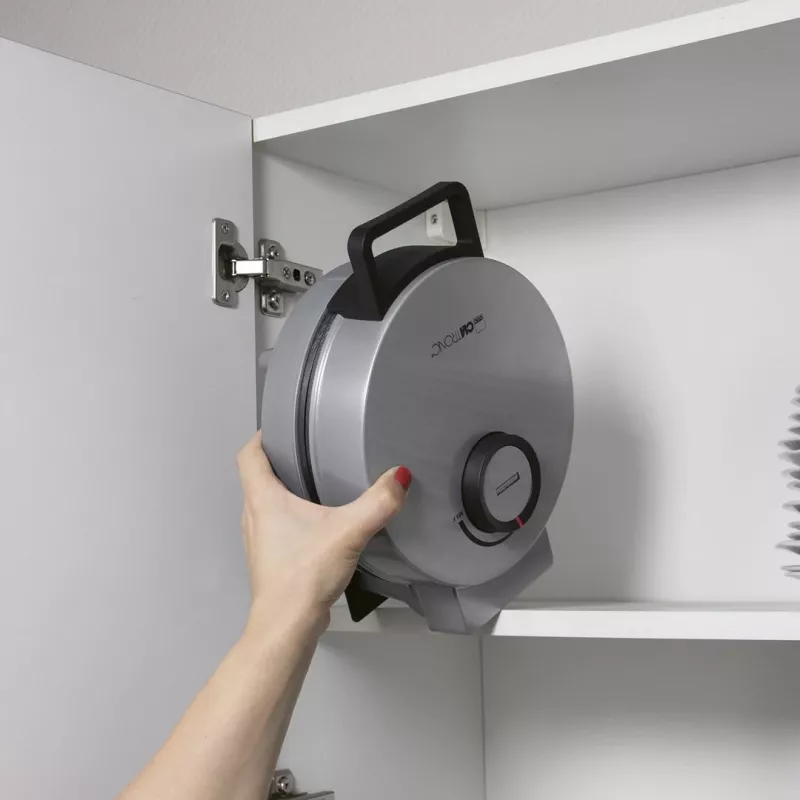 Vafeļu cepējs CLATRONIC HA 3833 — 1 apaļa vafele, 1200 W, plāksnes 20×20 cm, melns/sudrabots