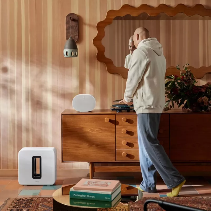 Aktīvais zemfrekvences skaļrunis Sonos Sub 4 — D klases pastiprinātājs, maiņstrāva 110–240 V, 40,2×15,8×38,9 cm, melnā vai baltā krāsā